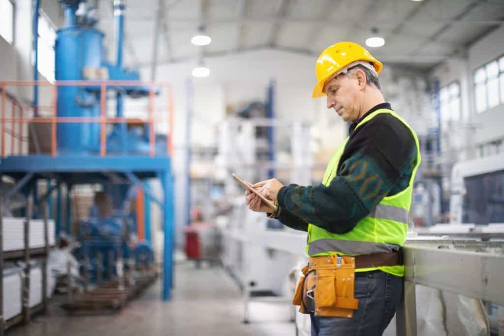 Manufacturing Worker With Manufacturing IT Company